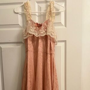 Chic Lace-Trimmed Peach Maxi Dress